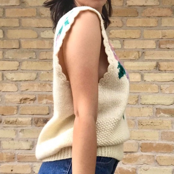 hand knit sweater vest w floral print 🐝 varied knit texture and scalloped trim - Picture 3 of 4
